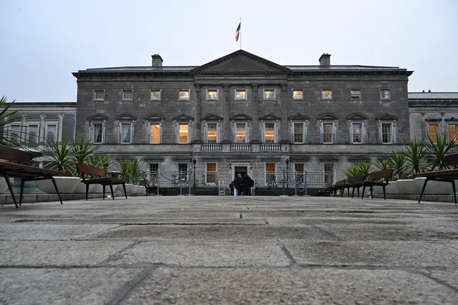 El candidato del principal partido de Irlanda abandona la campaña de las presidenciales