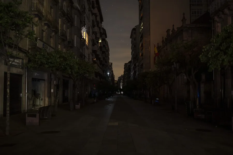 Entso-E presentará un informe del apagón ibérico, con sobretensión y desconexiones como pistas. En la imagen, Vista de la calle de Orense (Galicia, España) en una imagen de archivo. EFE/ Brais Lorenzo