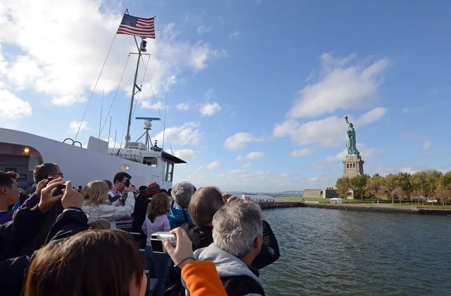 La Estatua de la Libertad cierra al público mientras dure el cierre del Gobierno en EE.UU.