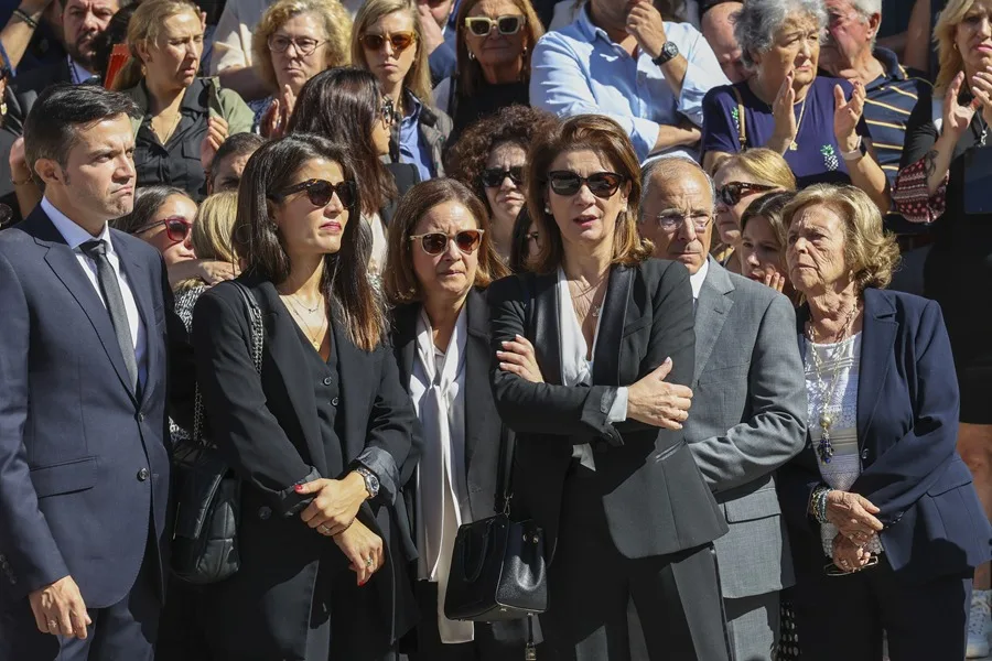 María Luisa Martínez (3d), viuda del expresidente de la Junta de Extremadura Guillermo Fernández Vara