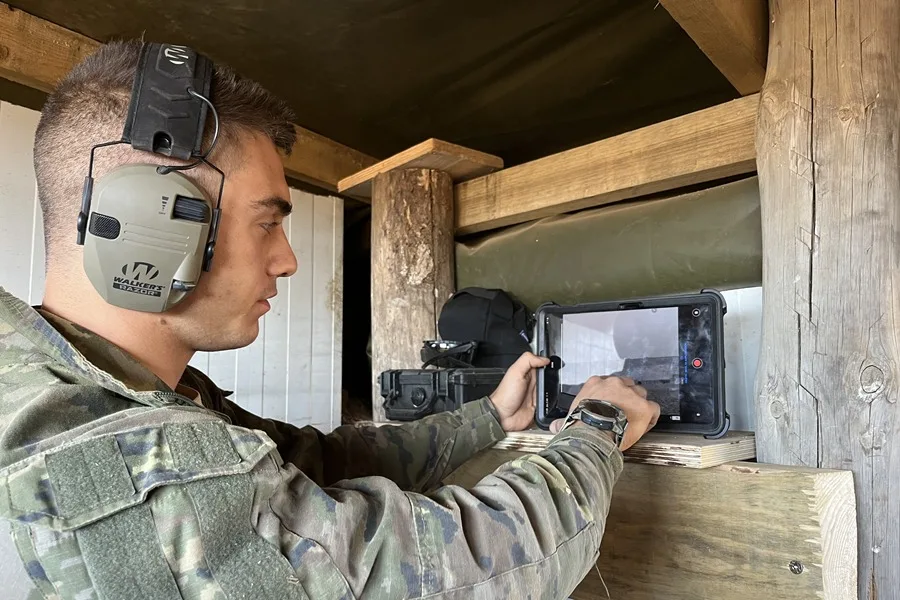 Efectivos de la Brigada Paracaidista del Ejército de Tierra entrenan