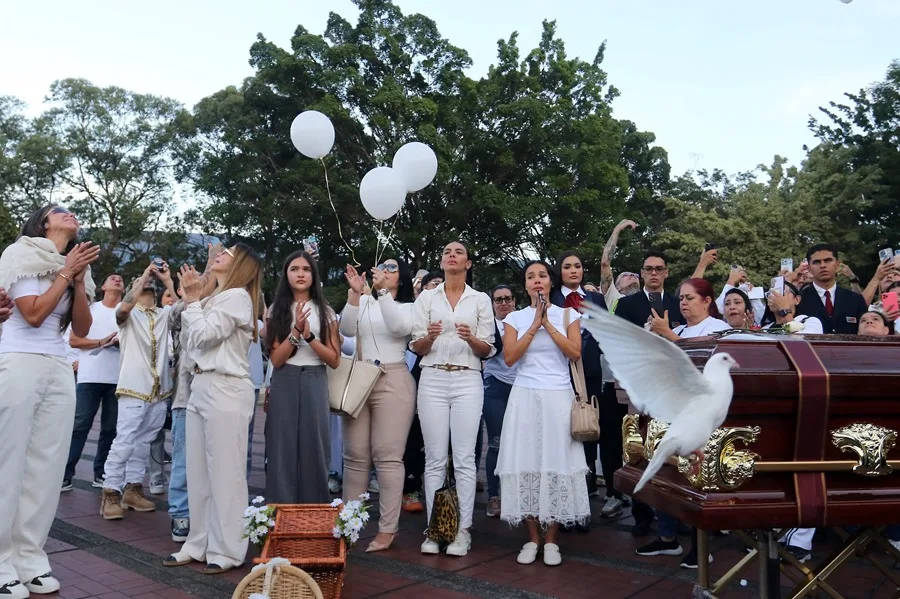 Despiden al cantante colombiano B King, asesinado en México, en un funeral con globos y palomas blancas
