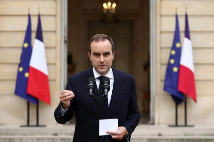 El primer ministro dimisionario francés, Sébastien Lecornu, hoy en París.