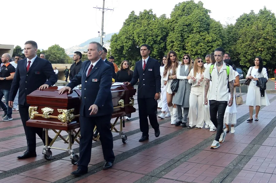 Despiden al cantante colombiano B King, asesinado en México, en un funeral con globos y palomas blancas