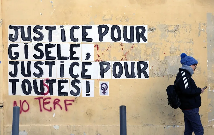 Un grafiti en un muro cerca del juzgado penal de Aviñón, Francia, reza: «Justicia para Gisele, Justicia para todos». 