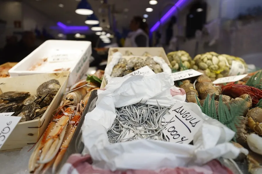 Angulas a 1000 euros/kilo en una pescadería en Bilbao. EFE/Luis Tejido