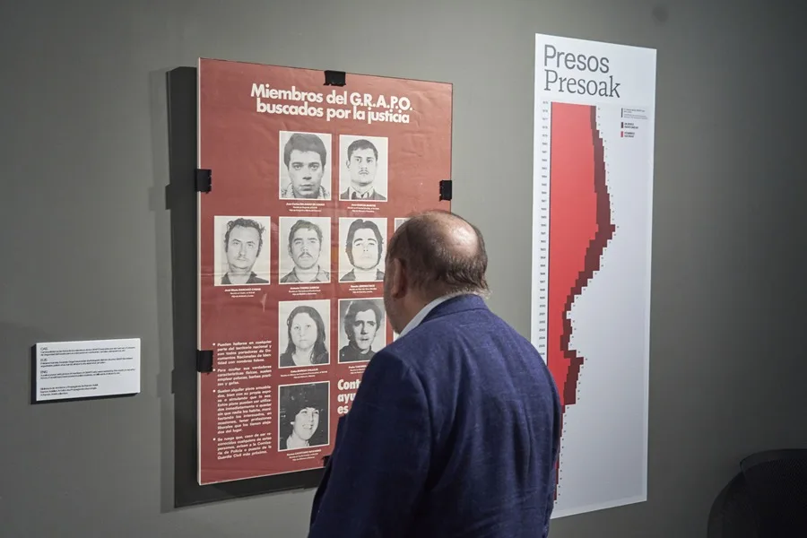 Imágenes de la muestra en el Centro Memorial de las Víctimas del Terrorismo, en Vitoria, que muestra desde este miércoles la exposición "Cincuenta años de plomo. 1975-2025, la senda sangrienta de los GRAPO", que busca saldar una deuda con las víctimas de esta organización, ya que han quedado "en la sombra". EFE / L. Rico