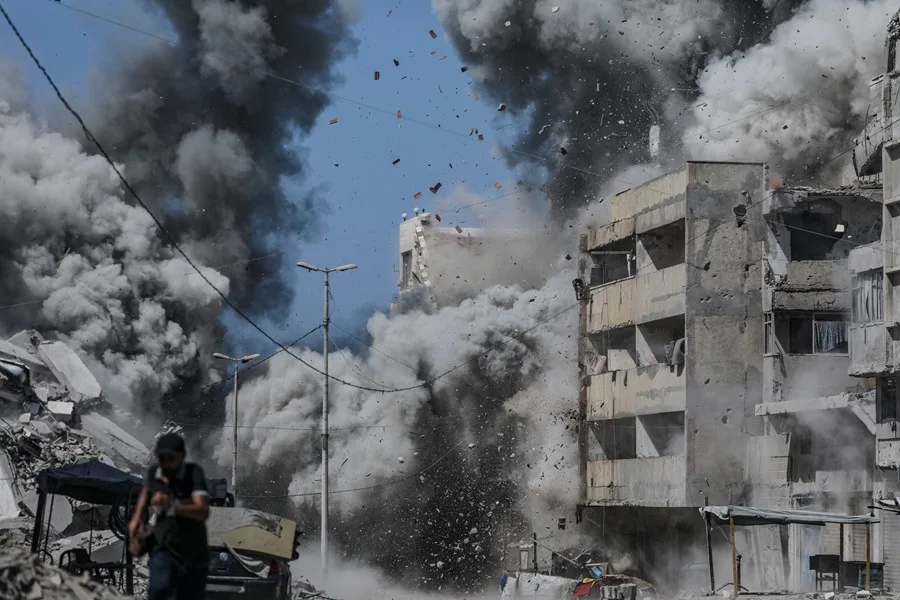 Un palestino se refugia tras un ataque aéreo israelí durante una operación militar en la ciudad de Gaza