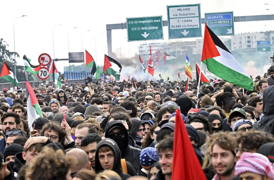Italia vive una agitada jornada de huelgas y protestas por la Flotilla. En la imagen, Personas participan en una manifestación contra la interceptación de la Flotilla Global Sumud por parte de las fuerzas israelíes, este viernes en Milán (Italia).