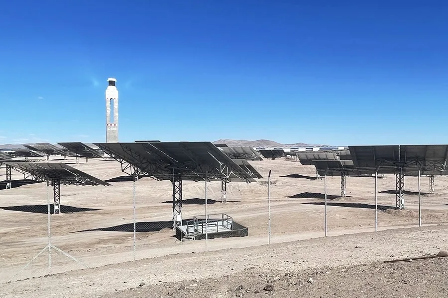 La UE y Chile fortalecen "alianzas estratégicas" en energía, ciencia y tecnología. En la imagen, Vista de una planta termosolar en la región de Antofagasta, Chile. EFE/ Meritxell Freixas / Archivo