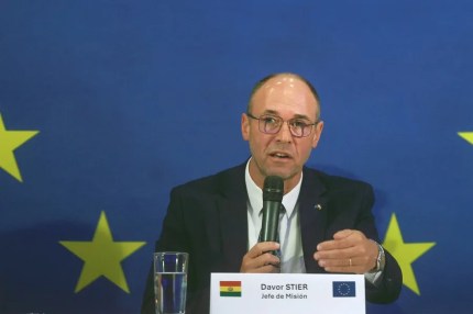 La misión de observación electoral de la UE vuelve a Bolivia para acompañar la segunda vuelta. El jefe de la Misión de Observación Electoral de la UE, Davor Stier, habla en una rueda de prensa en La Paz (Bolivia). EFE/ Luis Gandarillas /Archivo