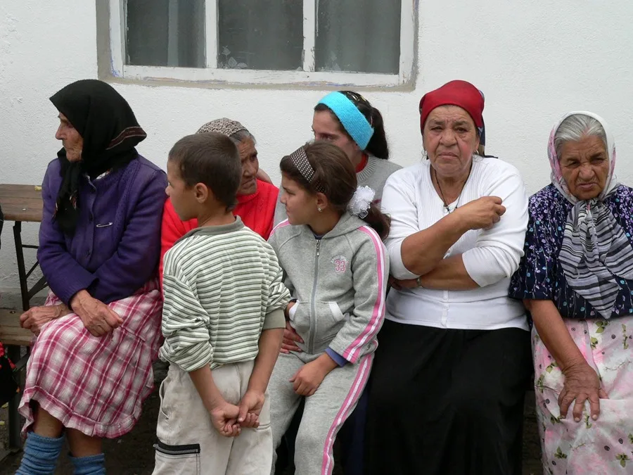 Los gitanos en la UE enfrentan cuatro veces más riesgo de pobreza que la población general. En la imagen, Gitanos rumanos en Bucarest, Rumanía, en una imagen de archivo. EFE/Aziza Burada