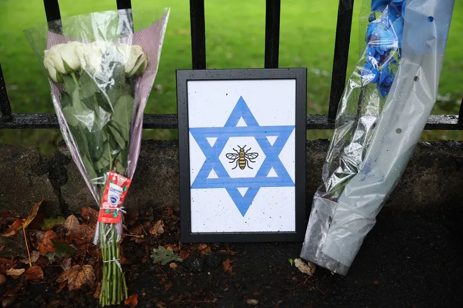 La Policía de Manchester confirma que una de las víctimas del atentado en una sinagoga murió por disparos de agentes