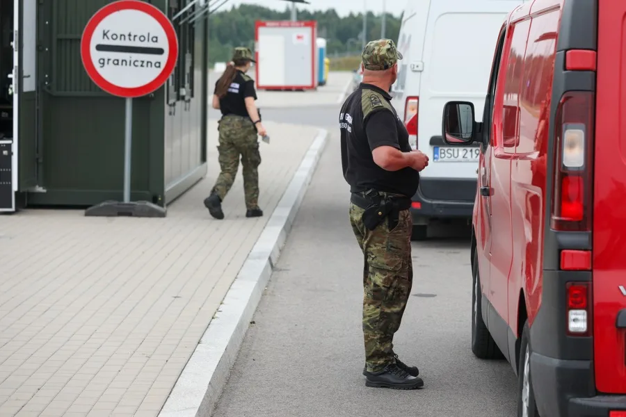 Polonia mantendrá los controles fronterizos con Alemania y Lituania hasta abril de 2026. En la imagen, Agentes de la guardia fronteriza realizan una inspección en la frontera entre Polonia y Lituania en Budzisko, noreste de Polonia, el pasado mes de julio. EFE/EPA/Artur Reszko