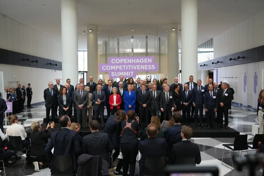 Polonia reclama menos regulaciones para impulsar la competitividad en la UE. En la imagen, El primer ministro polaco, Donald Tusk (3i), la presidenta de la Comisión Europea, Ursula von der Leyen (4i), el presidente francés, Emmanuel Macron (3d), y la primera ministra danesa, Mette Frederiksen (c), posan en la foto de familia de la cumbre de Competitividad en Copenhague, Dinamarca, este miércoles. EFE/EPA/SEBASTIAN ELIAS UTH