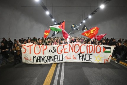 Miles de personas protestan en Roma y otras ciudades de Italia por la interceptación de la flotilla humanitaria a Gaza