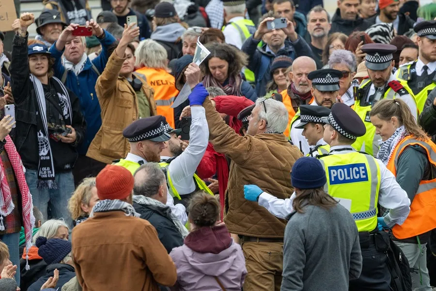 La policía arresta a simpatizantes del grupo proscrito Acción Palestina que participaban en una protesta de desobediencia civil en Trafalgar Square, Londres