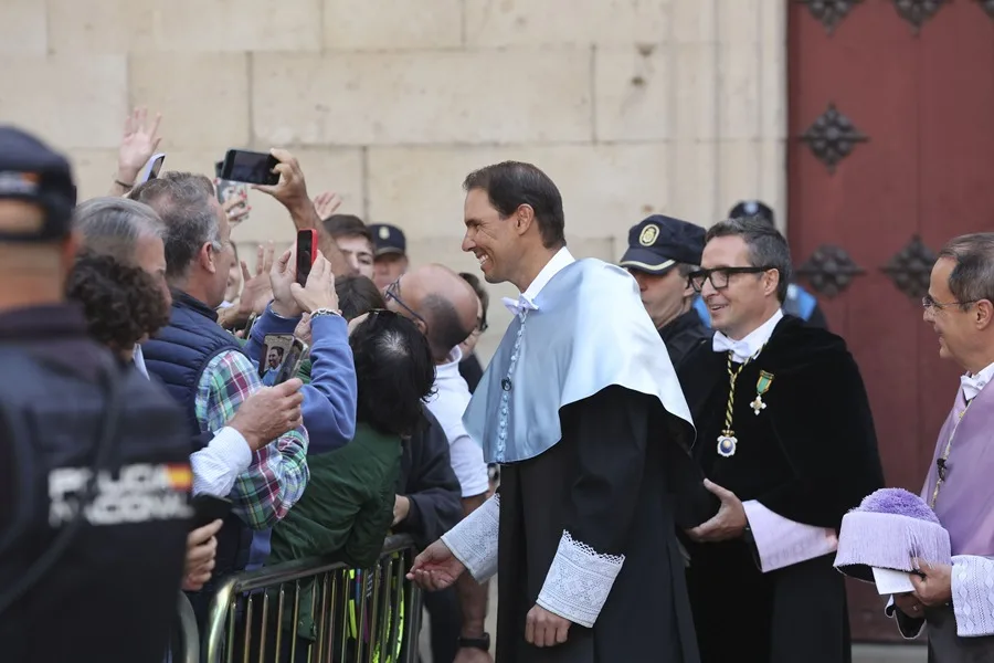Numerosas personas congregadas quieren hacerse este viernes una foto con Rafa Nadal, investido como doctor honoris causa por la Universidad de Salamanca.