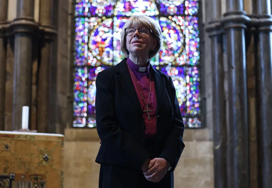 La obispa Sarah Mullally hace historia al ser la primera mujer en asumir los cargos de arzobispo de Canterbury, líder espiritual de la Iglesia de Inglaterra y primada de la comunión anglicana.
