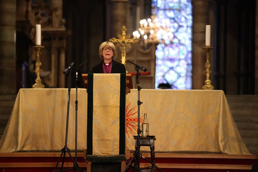 La obispa Sarah Mullally hace historia al ser la primera mujer en asumir los cargos de arzobispo de Canterbury, líder espiritual de la Iglesia de Inglaterra y primada de la comunión anglicana.