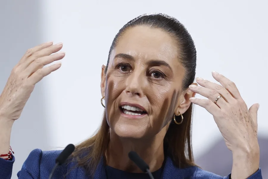 Sheinbaum llama a “cumplirle al pueblo” de México al celebrar su primer año en el poder