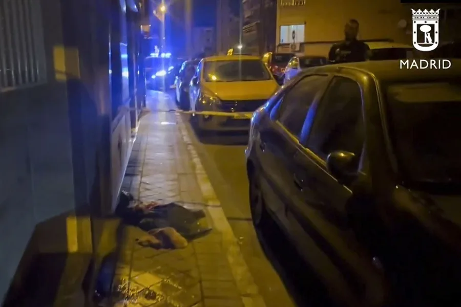 Captura de un video de Emergencias 112 Madrid, del lugar donde una mujer de 51 años ha resultado herida grave en la madrugada