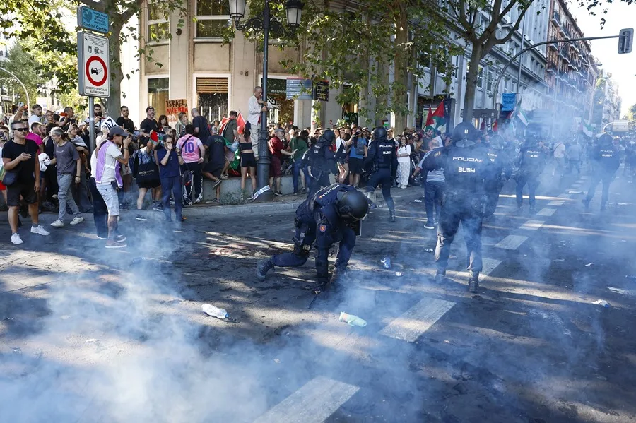 Los manifestantes propalestinos cortan el recorrido de los ciclistas en la plaza de Atocha.