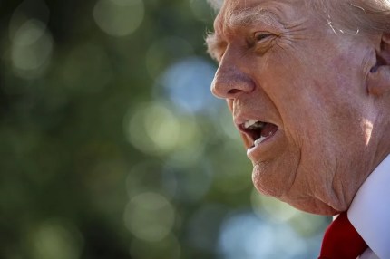 Donald Trump habla con los medios de comunicación en el Jardín Sur de la Casa Blanca antes de subir al Marine One en Washington, DC, EE. UU. EFE/EPA/GRAEME SLOAN