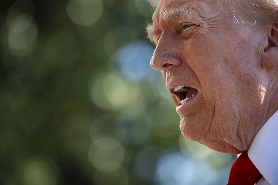 Donald Trump habla con los medios de comunicación en el Jardín Sur de la Casa Blanca antes de subir al Marine One en Washington, DC, EE. UU. EFE/EPA/GRAEME SLOAN