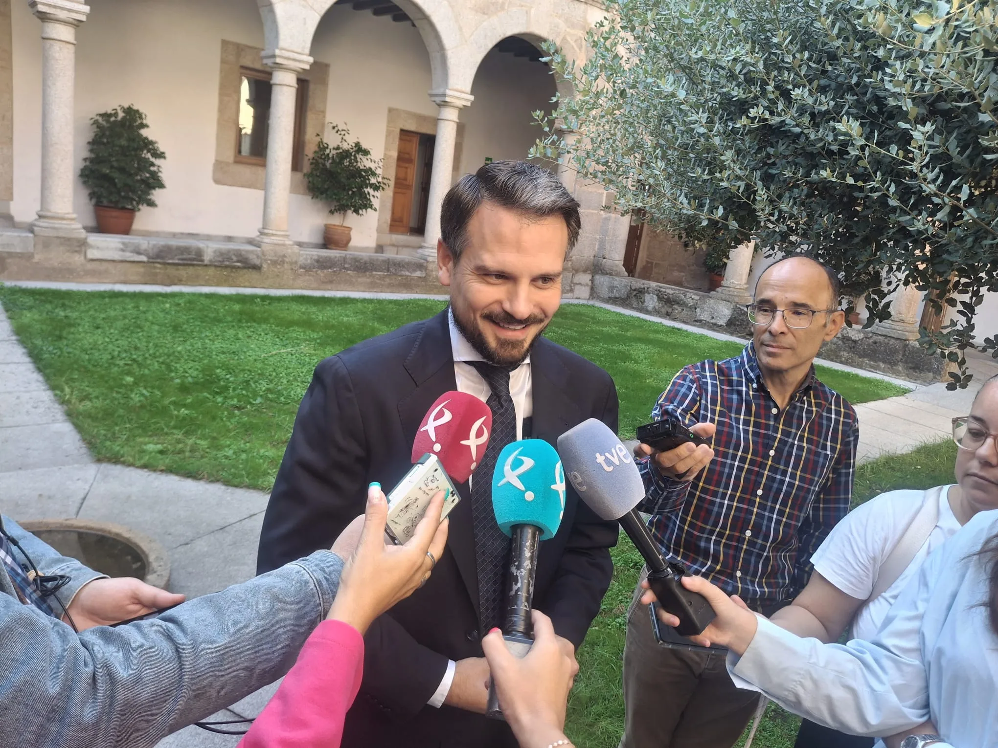 El consejero de Presidencia, Abel Bautista, atiende a los medios tras reunirse con los grupos parlamentarios para abordar las cuentas de 2026