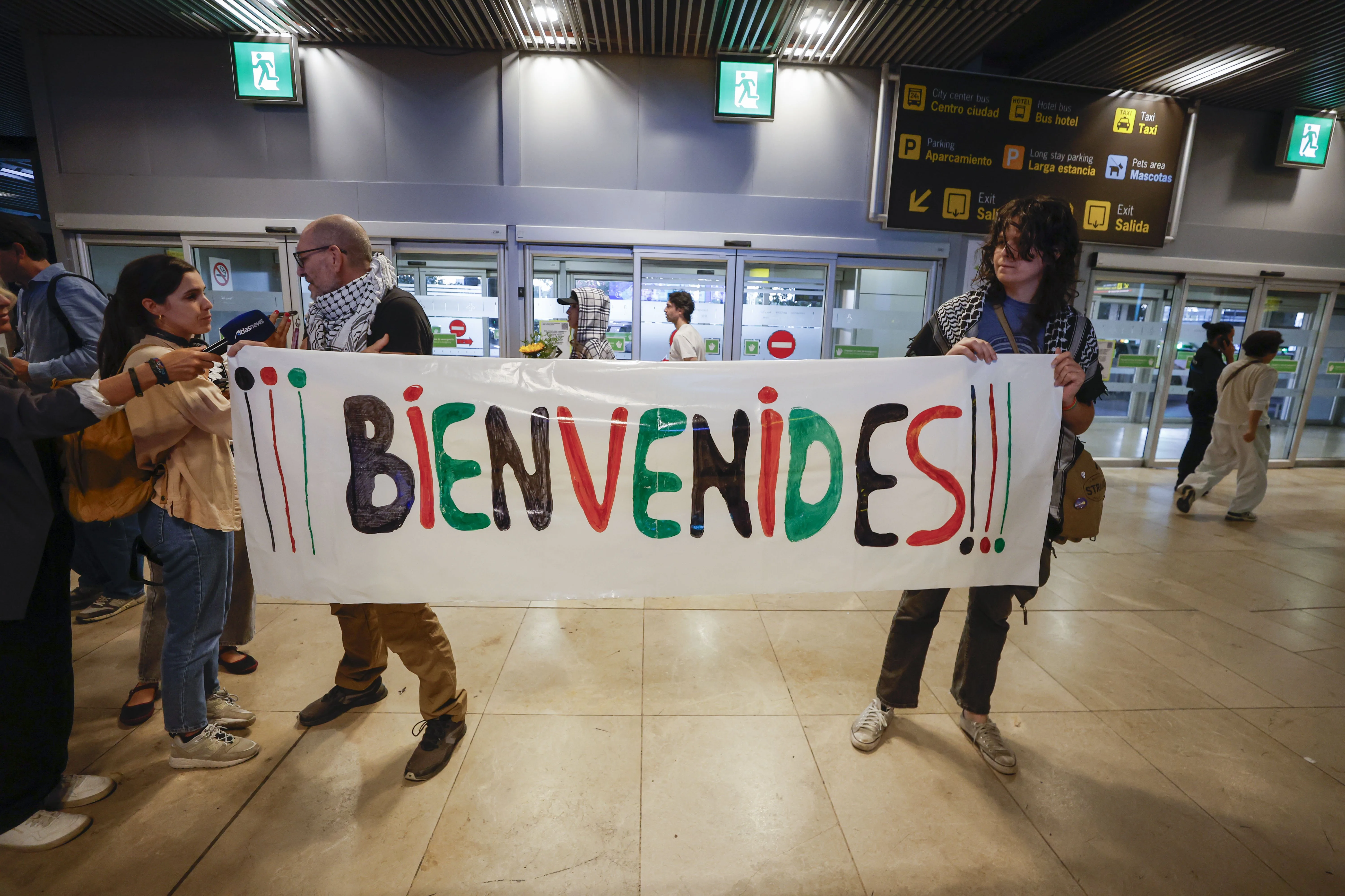 Un grupo de personas espera la llegada de 21 activistas españoles que formaban parte de la Flotilla Global Sumud retenidos por Israel, procedentes de Tel Aviv, entre ellos, la exalcaldesa de Barcelona Ada Colau y el concejal de ERC Jordi Coronas, este domingo en el aeropuerto Adolfo Suárez Madrid