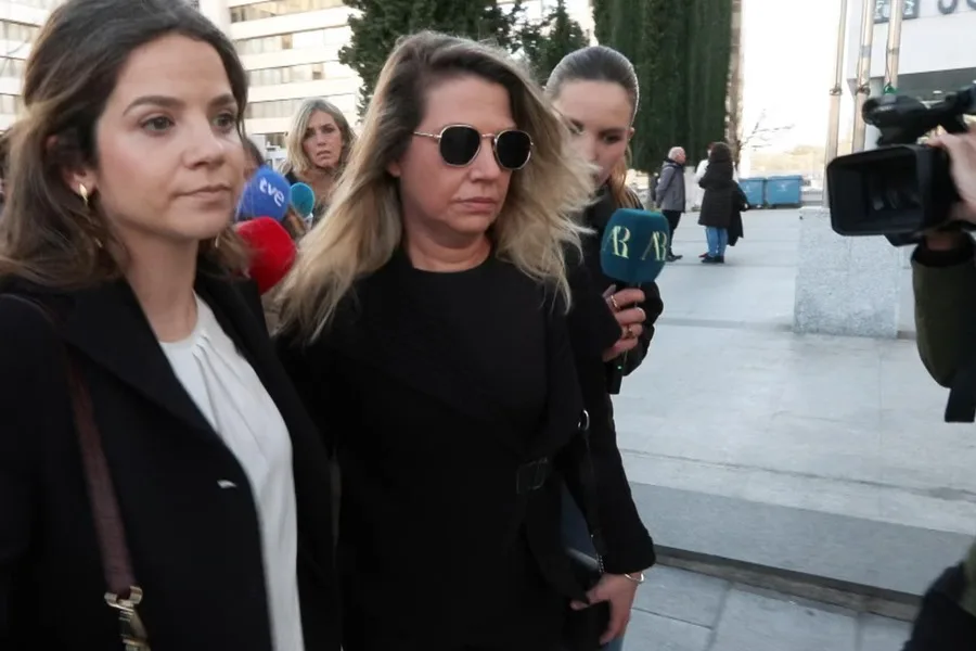 Captura que video que muestra a Cristina Álvarez (c),