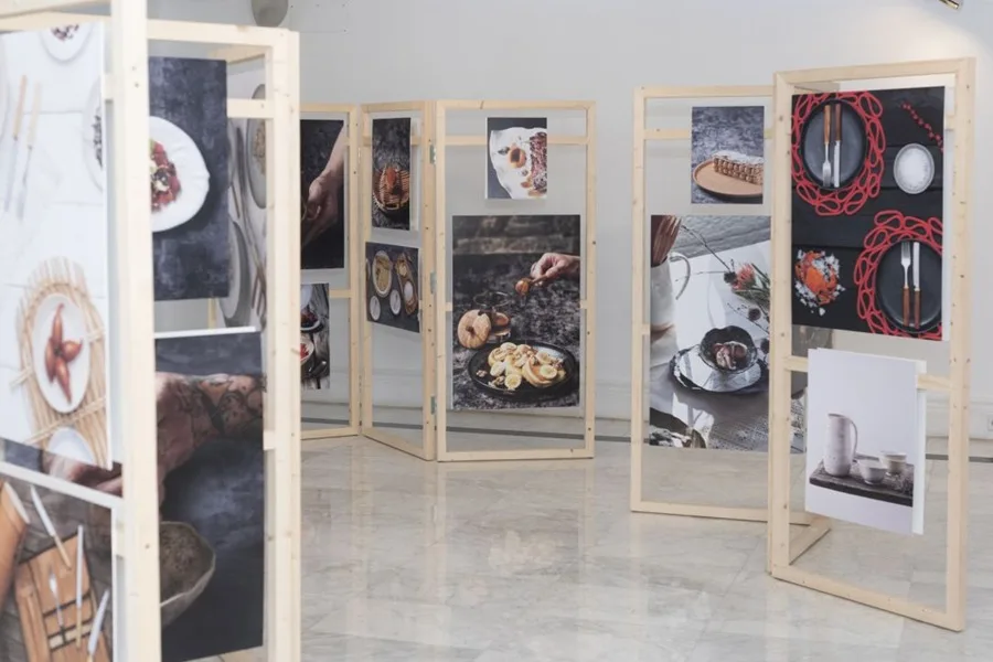 La Casa de Galicia en Madrid acoge desde este viernes una exposición de la iniciativa 'Artesanía no prato', que muestra muchas de las piezas de artesanos gallegos.