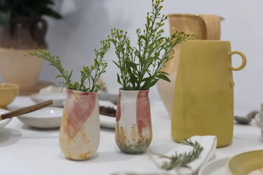 La Casa de Galicia en Madrid acoge desde este viernes una exposición de la iniciativa 'Artesanía no prato', que muestra muchas de las piezas de artesanos gallegos.