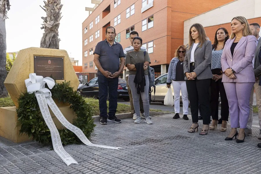 Descubrimiento de una placa en recuerdo de las 13 víctimas del incendio de las discotecas Teatre y Fonda Milagros.