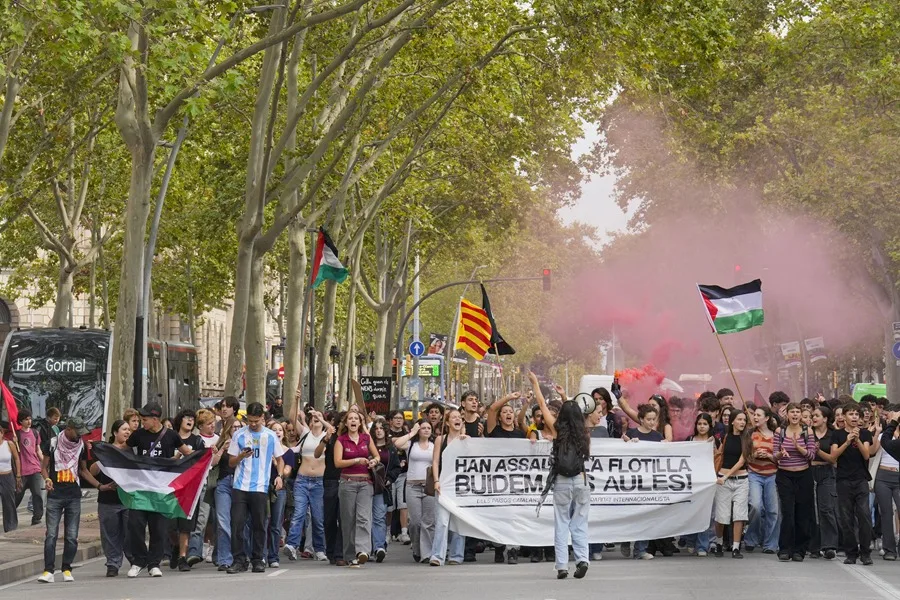 Numerosos estudiantes han salido a la calle este viernes
