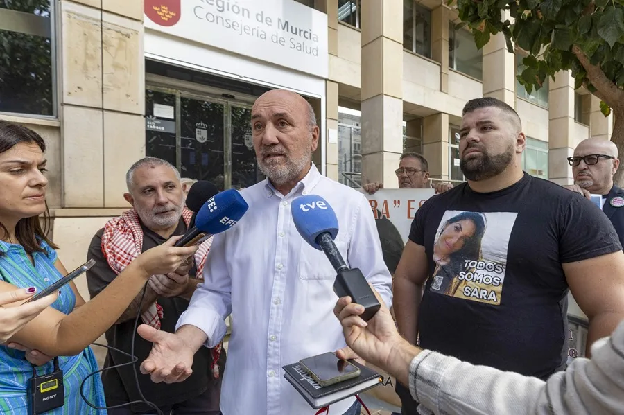 El diputado en la Asamblea Regional de Murcia de IU José Luis Álvarez-Castellanos, durante un momento de la rueda de prensa.