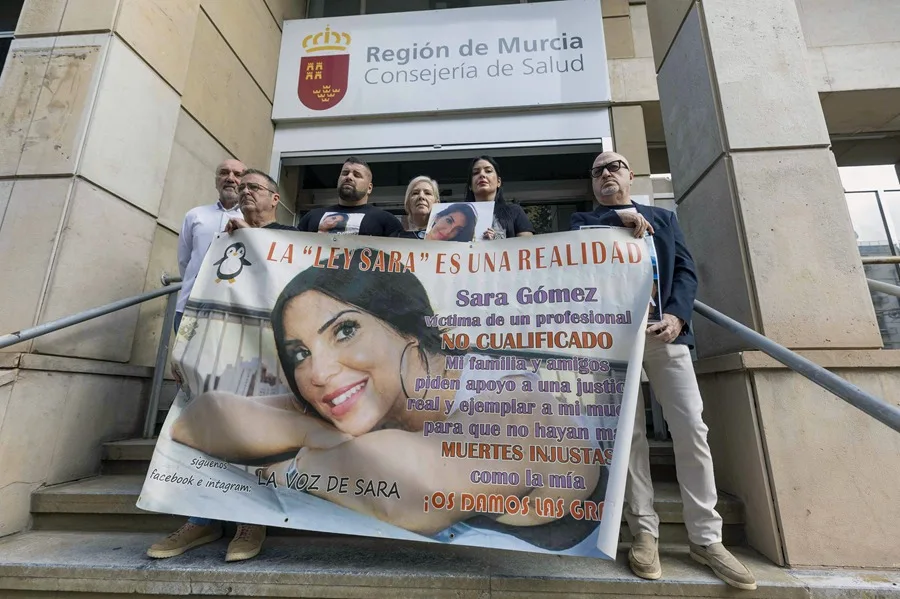 La familia de Sara Gómez se ha concentrado este martes en la Consejería de Salud de Murcia para apoyar la iniciativa de IU.