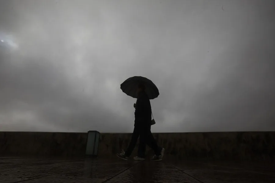 Una persona se protege con paraguas en una jornada de lluvia.