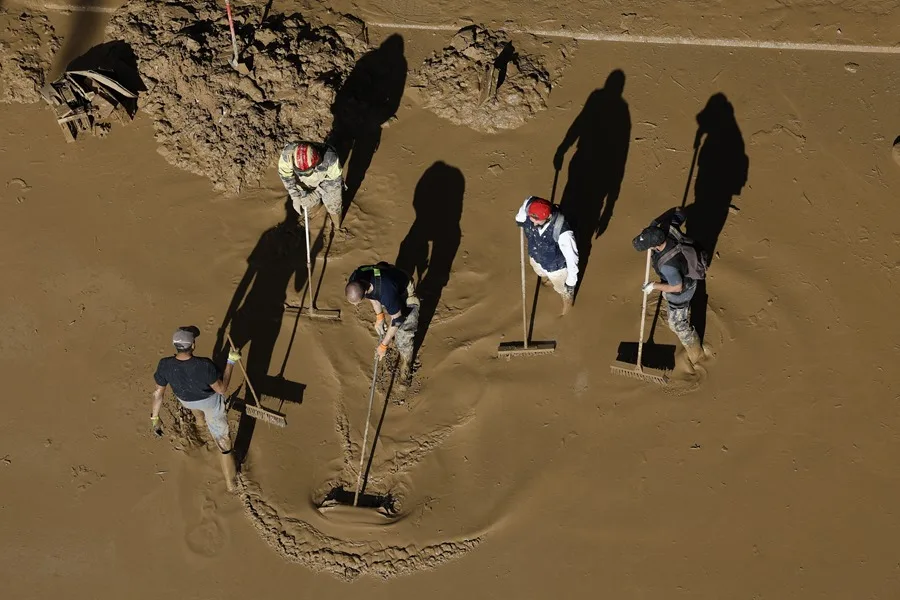 Voluntarios limpian una calle de Paiporta (València). 