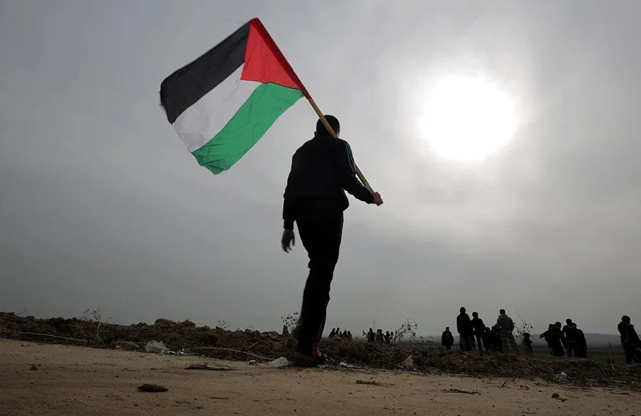 Un gazatí porta la bandera de Palestina al este del campo de refugiados de Jabaliya.
