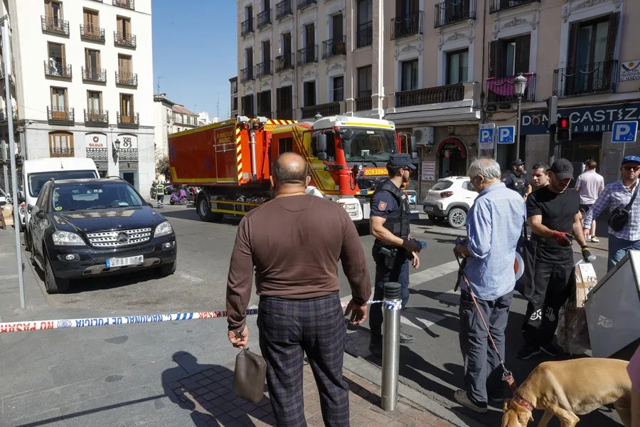 Los guías caninos de la Policía Nacional y drones de la Policía Municipal trabajan para encontrar posibles personas atrapadas 