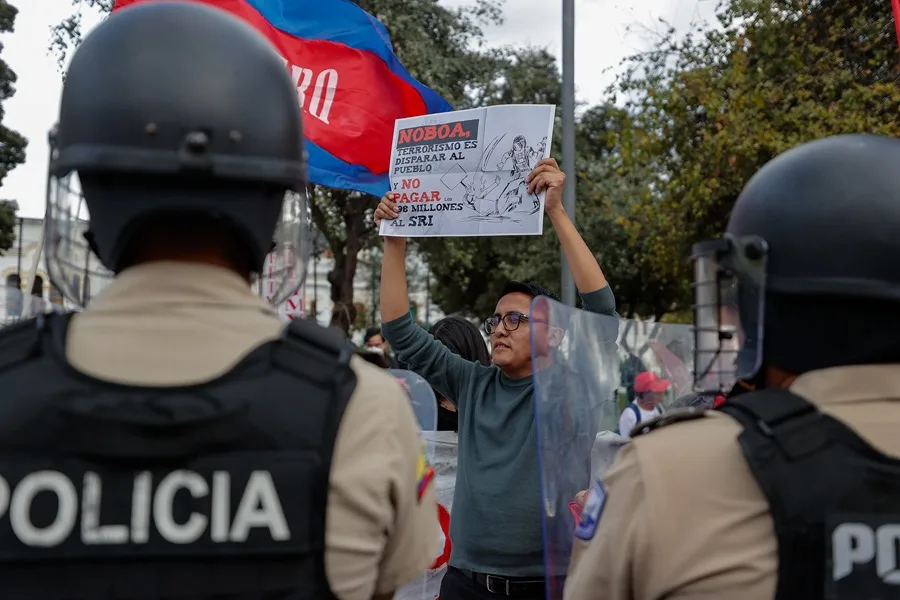 Una persona sostiene un cartel durante una manifestación