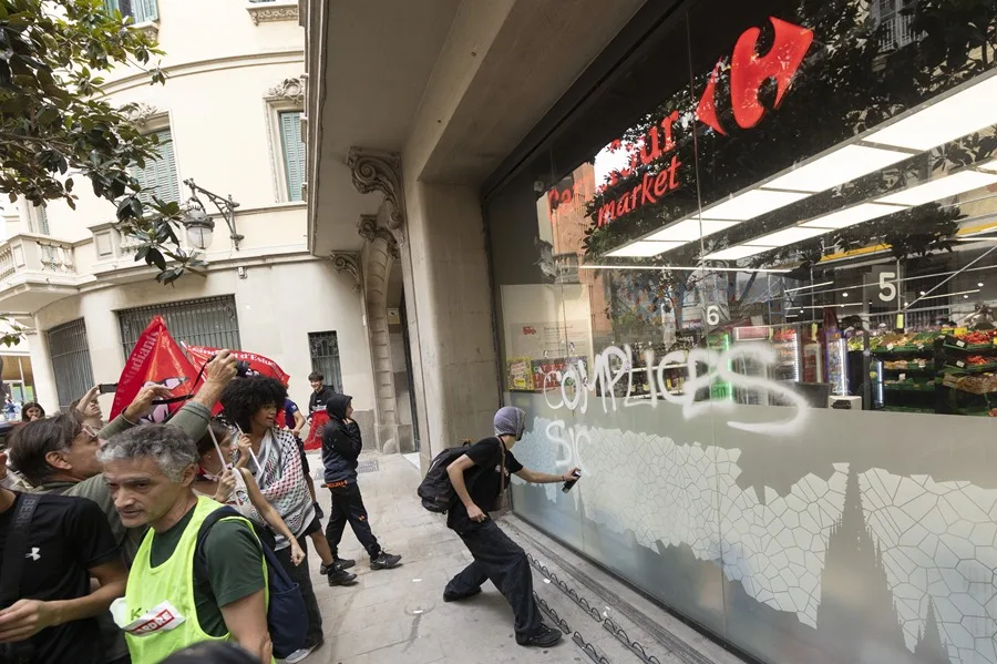 Estudiantes de institutos y universidades han salido a la calle.