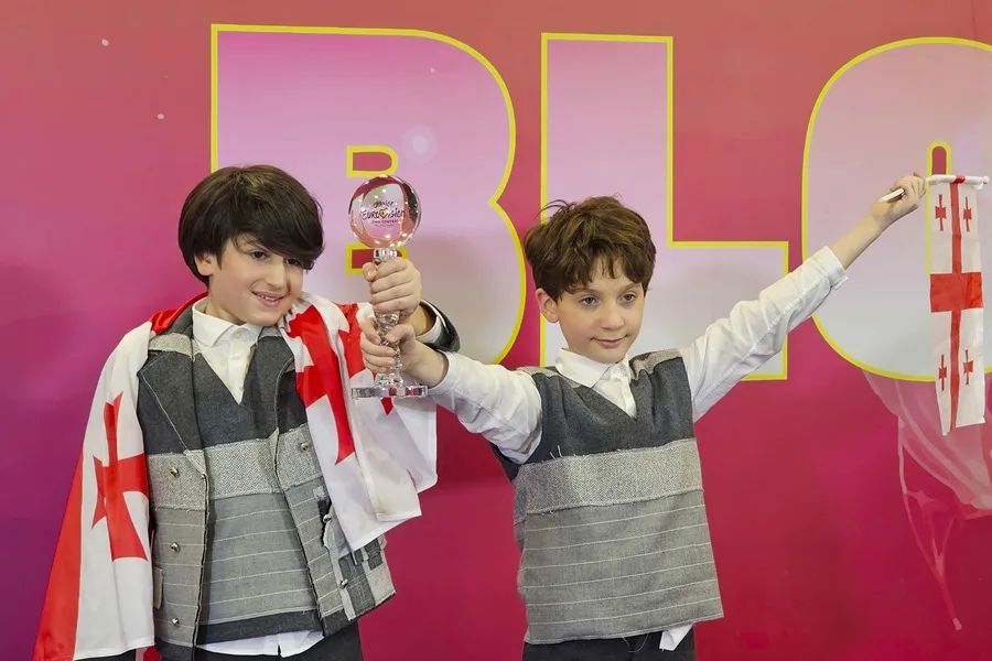 El ganador de Eurovisión Júnior 2024, el georgiano Andria Putkaradze (i) y su bailarín Gabriel (d), tras ganar Eurovisión Junior 2024