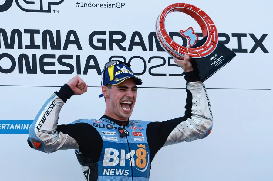 El piloto español de MotoGP Gresini Racing, Fermín Aldeguer, celebra tras ganar la carrera del Gran Premio de Motociclismo de Indonesia