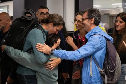 La eurodiputada Annalisa Corrado (izq.), del Partido Demócrata, es recibida por su familia a su llegada al aeropuerto de Fiumicino, junto con otros parlamentarios italianos que formaban parte de la Flotilla Global Sumud (GSF)