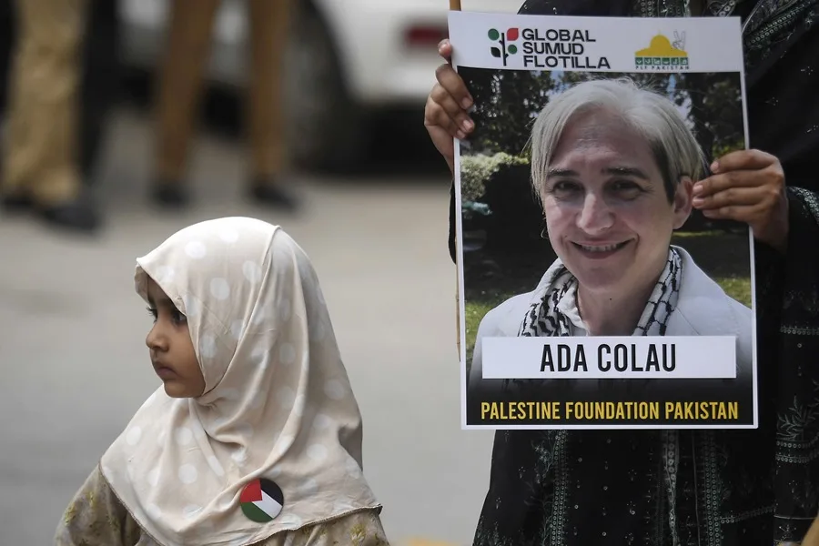 Personas portan una foto de la activista de la Flotilla Global Sumud (GSF) y exalcaldesa de Barcelona, ​​Ada Colau, mientras participan en una protesta en apoyo al pueblo palestino y contra la interceptación israelí de los buques de la GSF, en Karachi