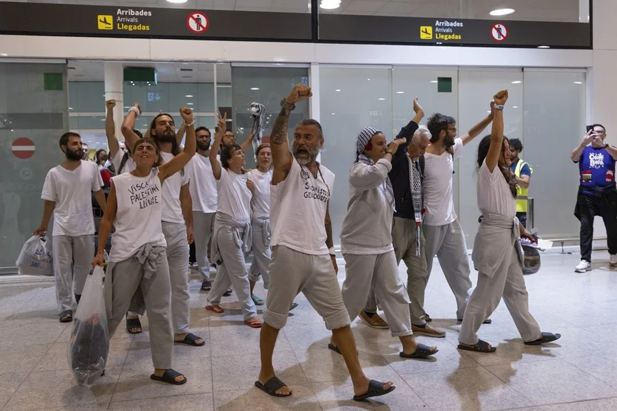 Un segundo grupo de activistas españoles de la Flotilla Sumud, llega a España tras ser deportados por Israel
