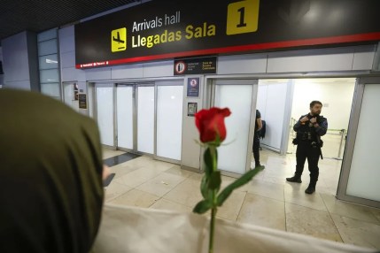 Una persona espera la llegada de 21 activistas españoles que formaban parte de la Flotilla Global Sumud retenidos por Israel